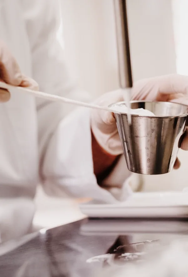 Pesatura ingredienti in laboratorio