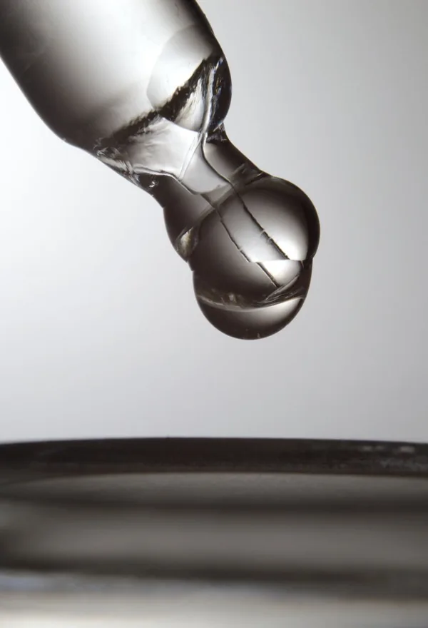 Pipetta con goccia in laboratorio